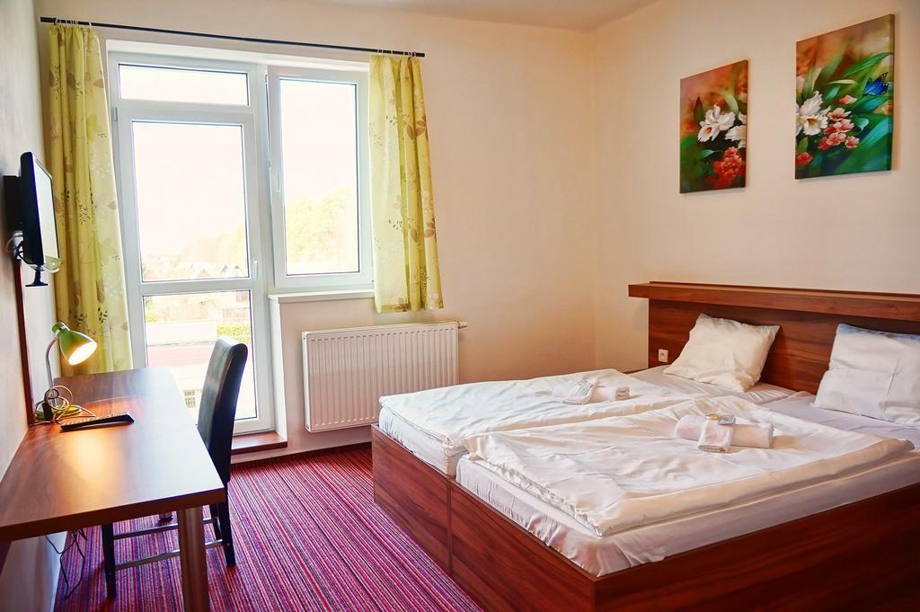 Restaurace a penzion Zděná Bouda Hradec Kralove Quarto foto