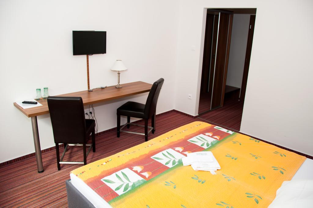 Restaurace a penzion Zděná Bouda Hradec Kralove Quarto foto